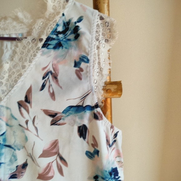 Floral Lace Trim Top - Picture 6 of 16